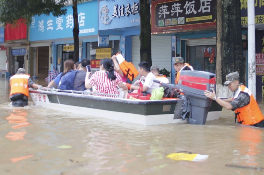B&atilde;o Narra c&agrave;n qu&eacute;t g&acirc;y lũ lớn ngập đến tầng 2, người d&acirc;n suy sụp đứng tr&ecirc;n m&aacute;i nh&agrave; cầu cứu - Ảnh 7.