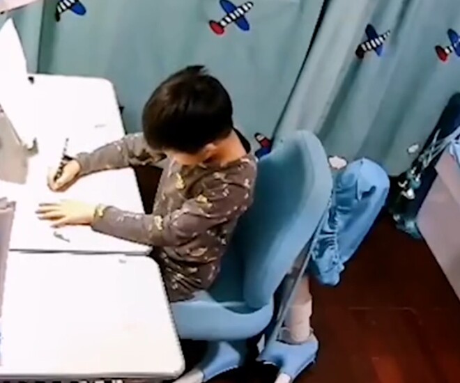 B&agrave; mẹ l&agrave;m b&agrave;i tập thay con, v&ocirc; tư đăng l&ecirc;n mạng nhưng qu&ecirc;n chặn gi&aacute;o vi&ecirc;n chủ nhiệm: C&aacute;i kết khiến nhiều người bật kh&oacute;c- Ảnh 1.