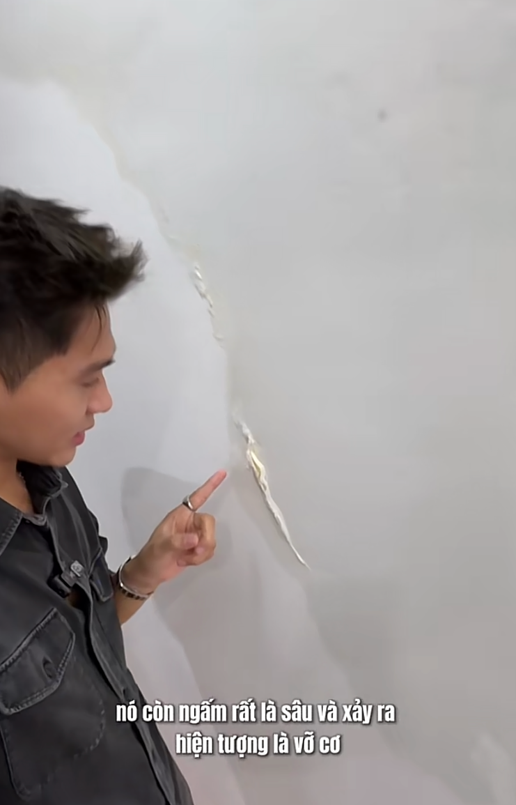 Nh&agrave; mới x&acirc;y 2 năm đ&atilde; loang lổ v&igrave; mưa k&eacute;o d&agrave;i: V&igrave; sao c&agrave;ng đục tường tr&aacute;t lại c&agrave;ng kh&oacute; hết thấm?- Ảnh 6.