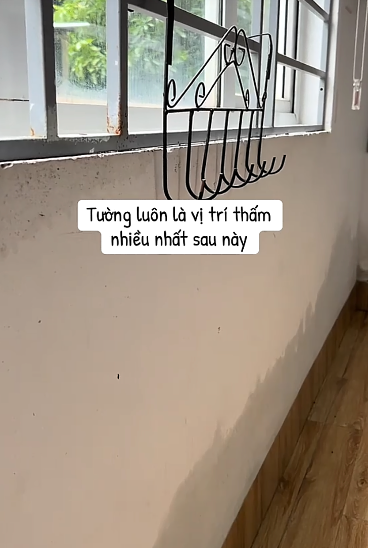 Nh&agrave; mới x&acirc;y 2 năm đ&atilde; loang lổ v&igrave; mưa k&eacute;o d&agrave;i: V&igrave; sao c&agrave;ng đục tường tr&aacute;t lại c&agrave;ng kh&oacute; hết thấm?- Ảnh 7.