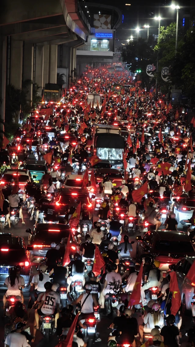 Cảnh tượng chỉ c&oacute; ở Việt Nam l&uacute;c 23h ng&agrave;y 26/8- Ảnh 3.