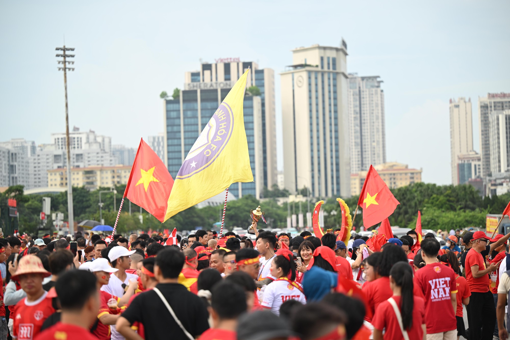 Mỹ Đình sục sôi trước giờ bóng lăn, Việt Nam đang rất gần chức vô địch rồii! - Ảnh 2. Mỹ Đình sục sôi trước giờ bóng lăn, Việt Nam đang rất gần chức vô địch rồii! - Ảnh 2.