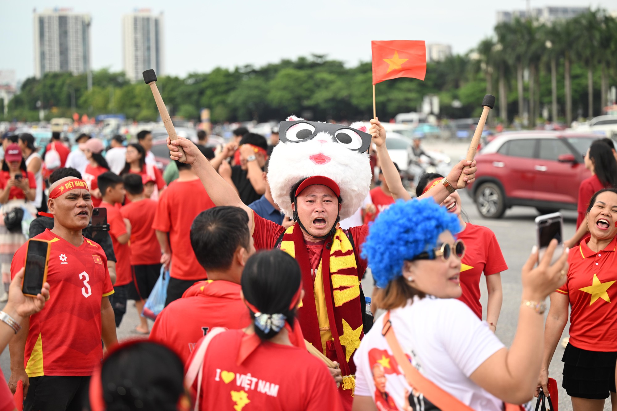 Mỹ Đình sục sôi trước giờ bóng lăn, Việt Nam đang rất gần chức vô địch rồii! - Ảnh 4. Mỹ Đình sục sôi trước giờ bóng lăn, Việt Nam đang rất gần chức vô địch rồii! - Ảnh 4.