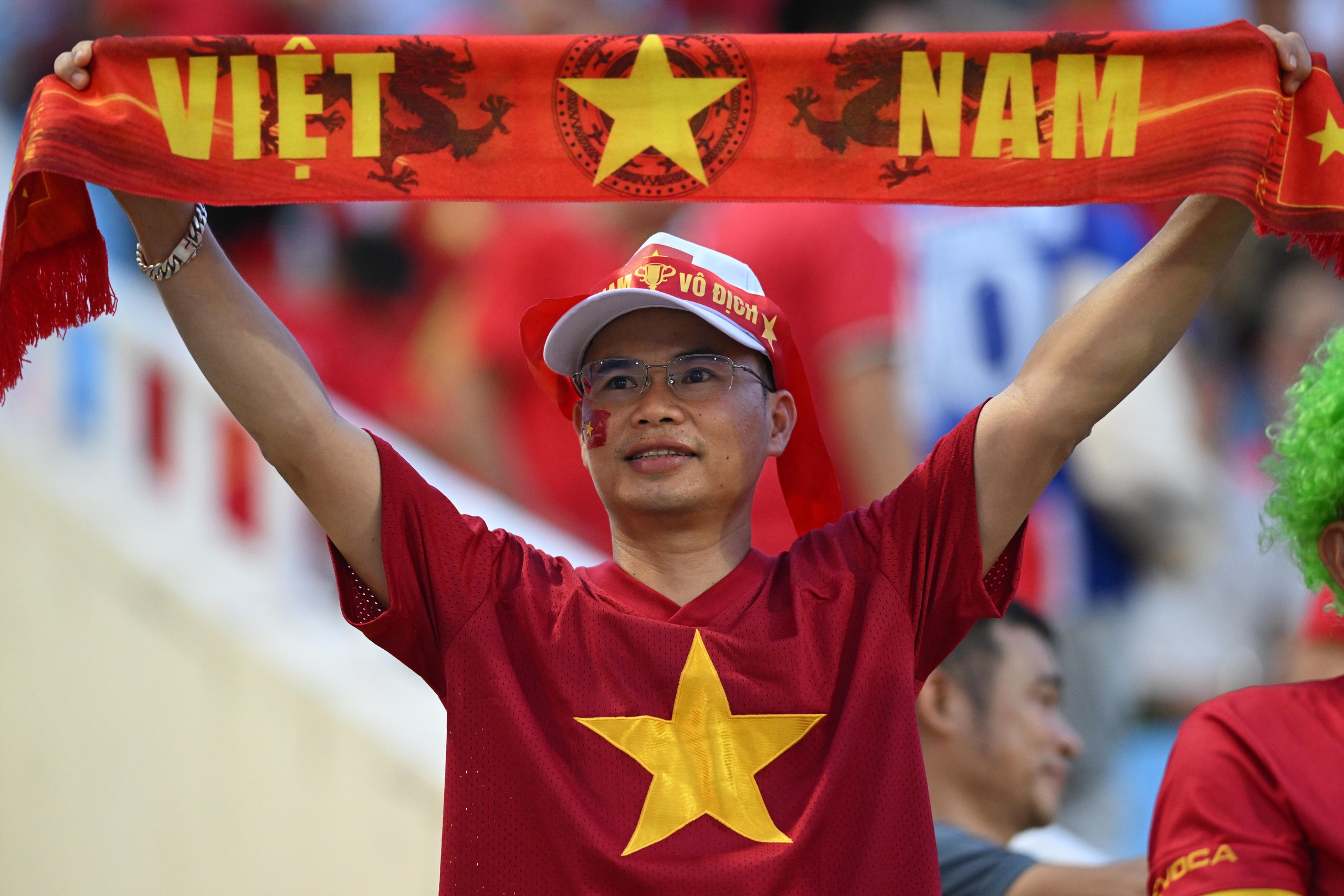 Gallery - Hàng vạn người đổ ra đường ăn mừng chiến thắng: Việt Nam lại có một đêm không ngủ! - image 13