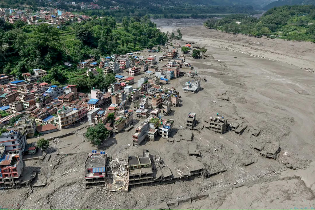 N&Oacute;NG: Lũ qu&eacute;t kinh ho&agrave;ng cuốn tr&ocirc;i hơn 380 người, &iacute;t nhất 95 người đ&atilde; thiệt mạng ở Nepal - Trung Quốc - Ảnh 2.