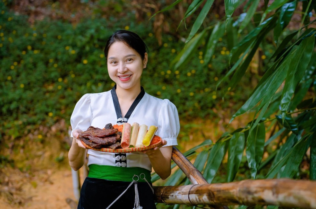 Huyền Huho n&oacute;i về sản phẩm thịt tr&acirc;u g&aacute;c bếp: Nguy&ecirc;n liệu đạt ti&ecirc;u chuẩn ri&ecirc;ng, chỉ sấy thịt bằng củi nh&atilde;n- Ảnh 2.