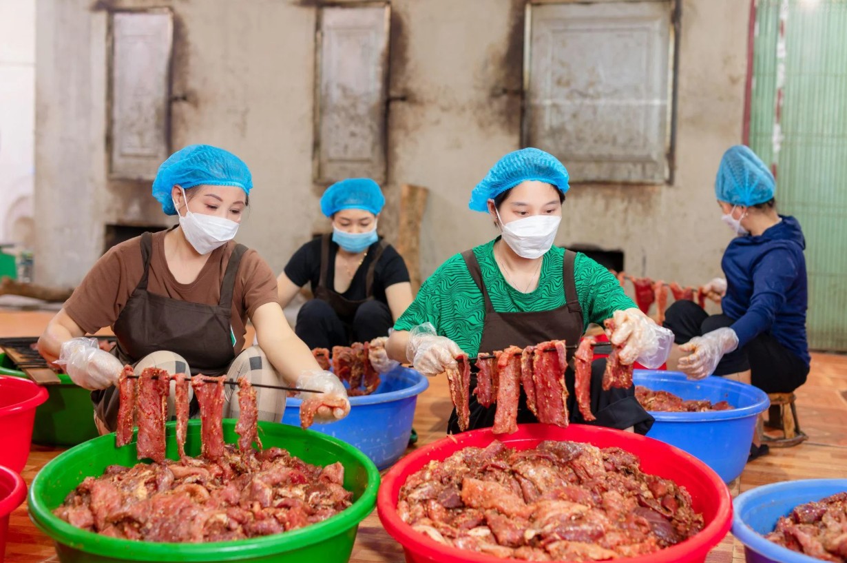 Huyền Huho n&oacute;i về sản phẩm thịt tr&acirc;u g&aacute;c bếp: Nguy&ecirc;n liệu đạt ti&ecirc;u chuẩn ri&ecirc;ng, chỉ sấy thịt bằng củi nh&atilde;n- Ảnh 3.