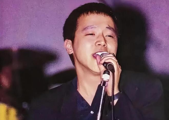 Kh&ocirc;ng thể nhận ra "nam thần trong mộng của h&agrave;ng triệu c&ocirc; g&aacute;i" sau khi bỏ showbiz ra biển sống- Ảnh 6.