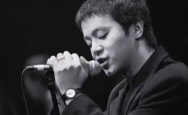 Kh&ocirc;ng thể nhận ra "nam thần trong mộng của h&agrave;ng triệu c&ocirc; g&aacute;i" sau khi bỏ showbiz ra biển sống- Ảnh 7.