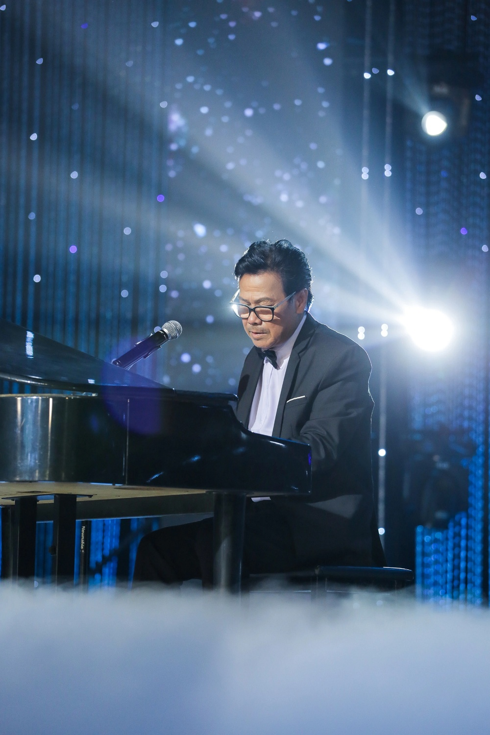 NSƯT U70 xuất hiện tại concert Quốc gia được mệnh danh &ldquo;&ocirc;ng ho&agrave;ng nhạc đỏ&rdquo;, sở hữu 5 h&ograve;n đảo, x&acirc;y nh&agrave; h&aacute;t ri&ecirc;ng   - Ảnh 6.