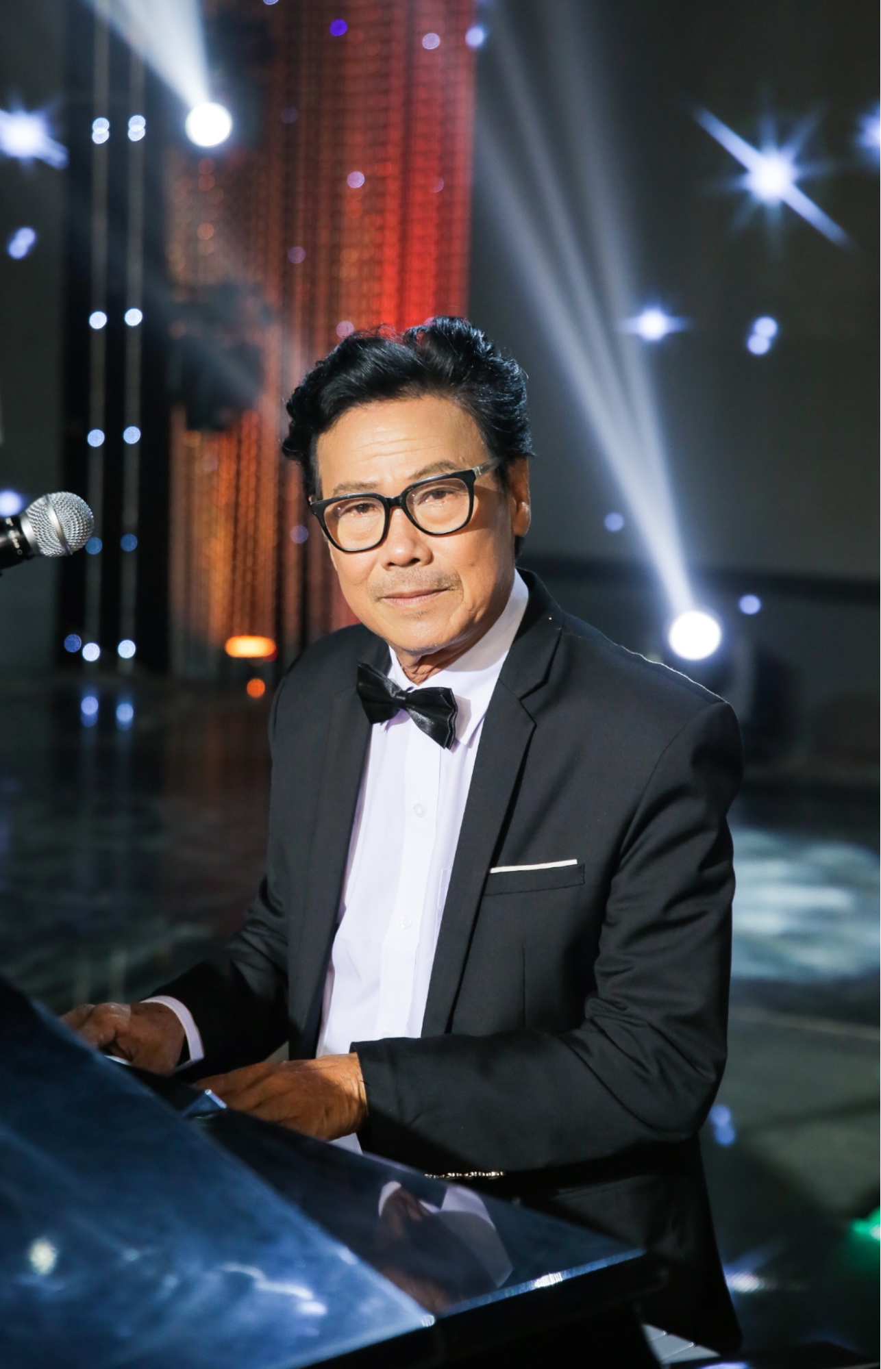 NSƯT U70 xuất hiện tại concert Quốc gia được mệnh danh &ldquo;&ocirc;ng ho&agrave;ng nhạc đỏ&rdquo;, sở hữu 5 h&ograve;n đảo, x&acirc;y nh&agrave; h&aacute;t ri&ecirc;ng   - Ảnh 3.