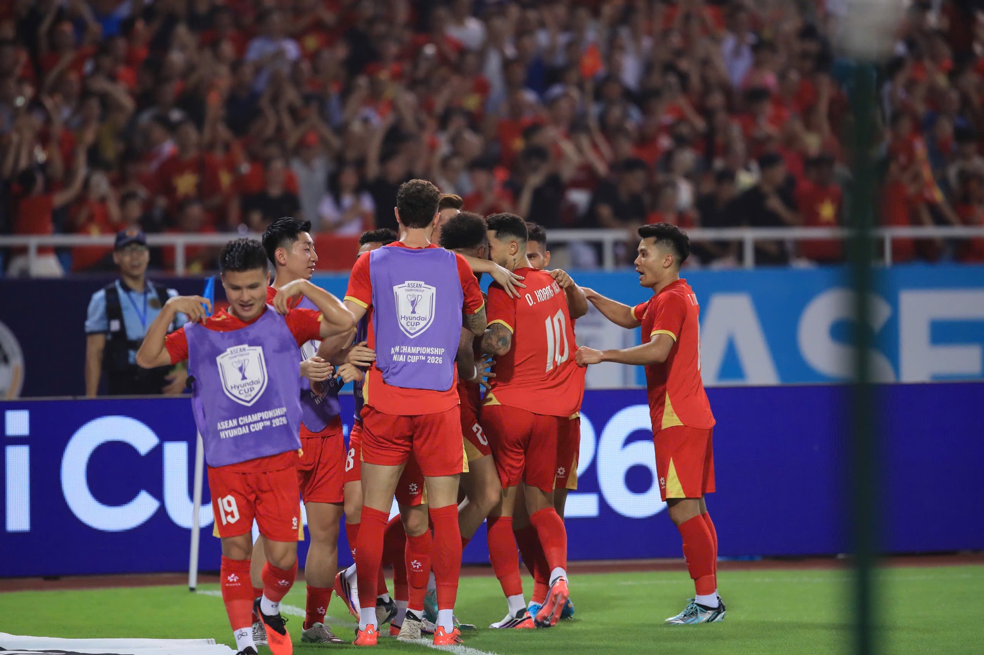Hoàng Hên ghi bàn quý như vàng, ĐT Việt Nam bùng nổ cảm xúc khi có bàn gỡ trước Thái Lan - Ảnh 7.