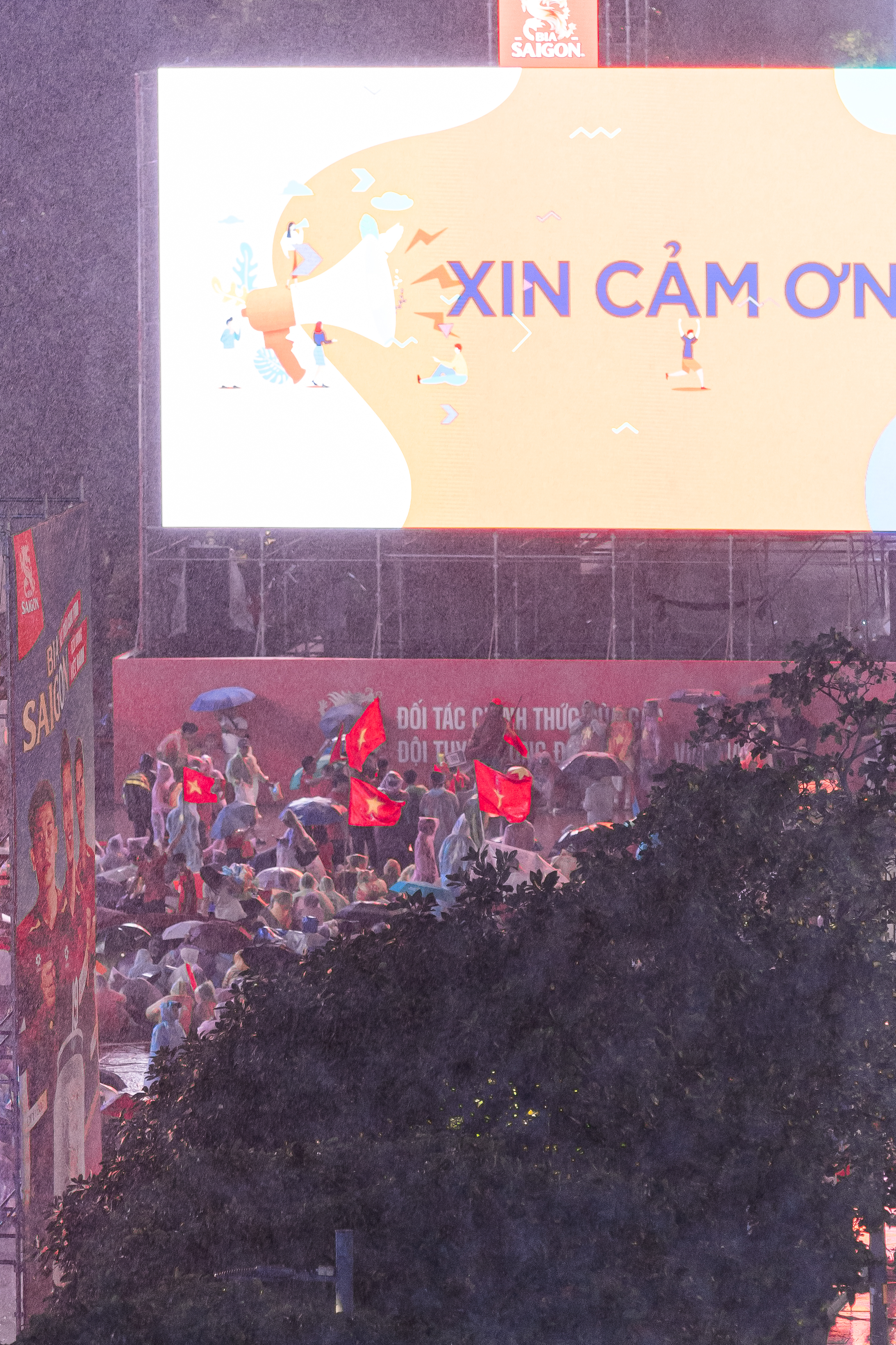 Gallery - Hàng vạn người đổ ra đường ăn mừng chiến thắng: Việt Nam lại có một đêm không ngủ! - image 43