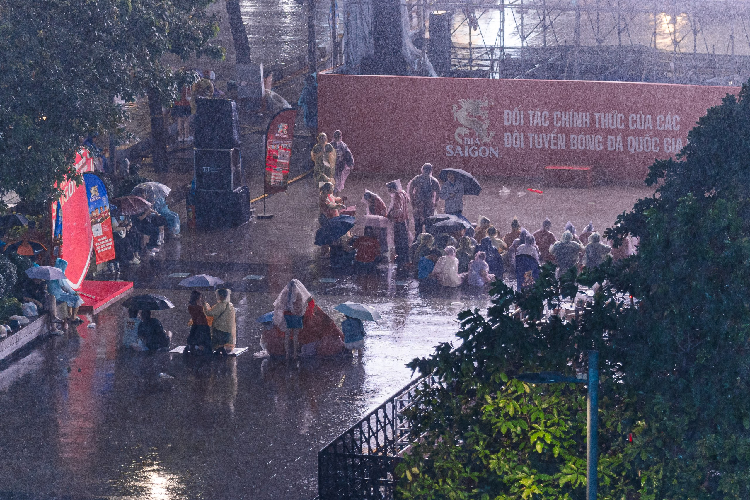 Gallery - Hàng vạn người đổ ra đường ăn mừng chiến thắng: Việt Nam lại có một đêm không ngủ! - image 44