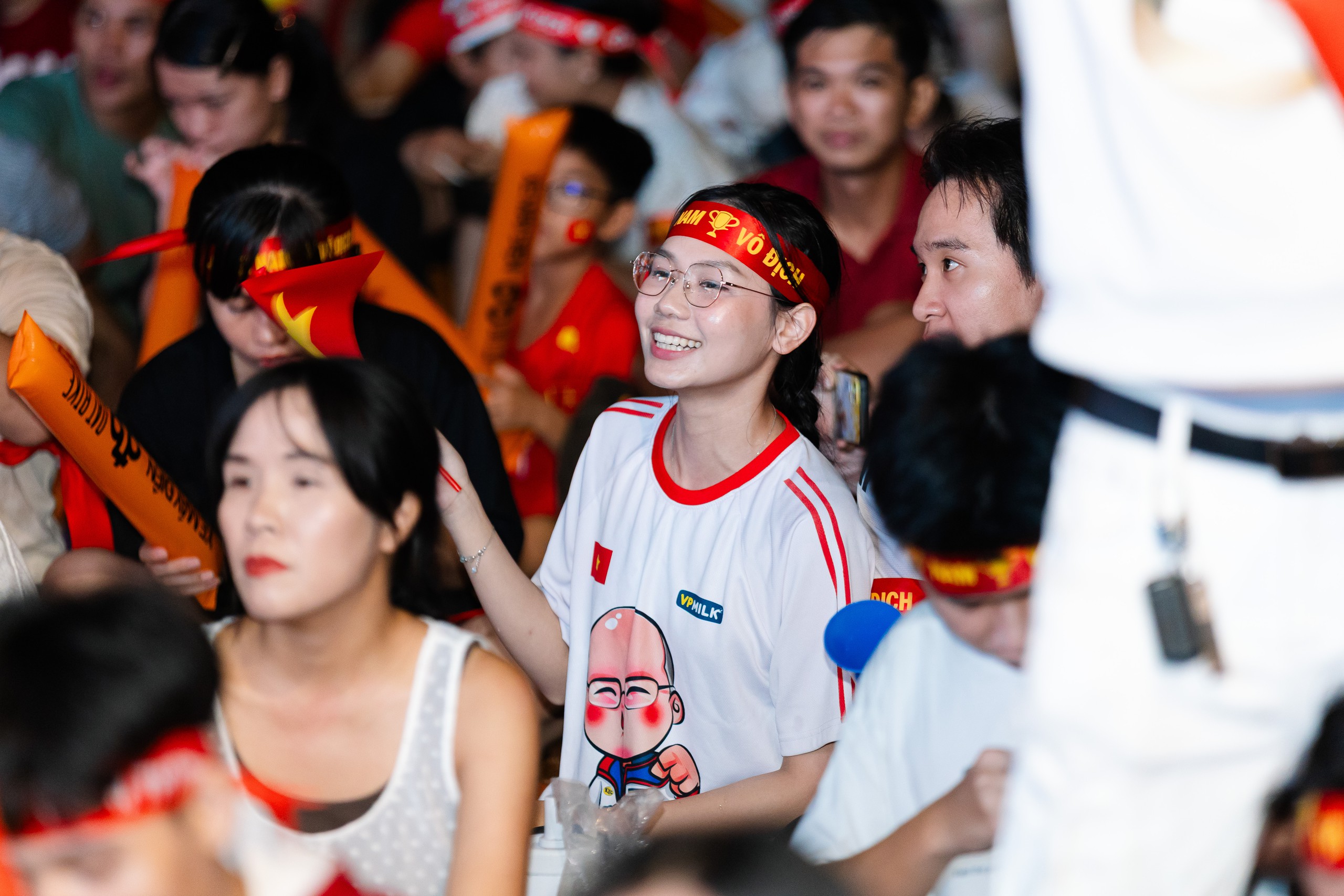 Gallery - Hàng vạn người đổ ra đường ăn mừng chiến thắng: Việt Nam lại có một đêm không ngủ! - image 47