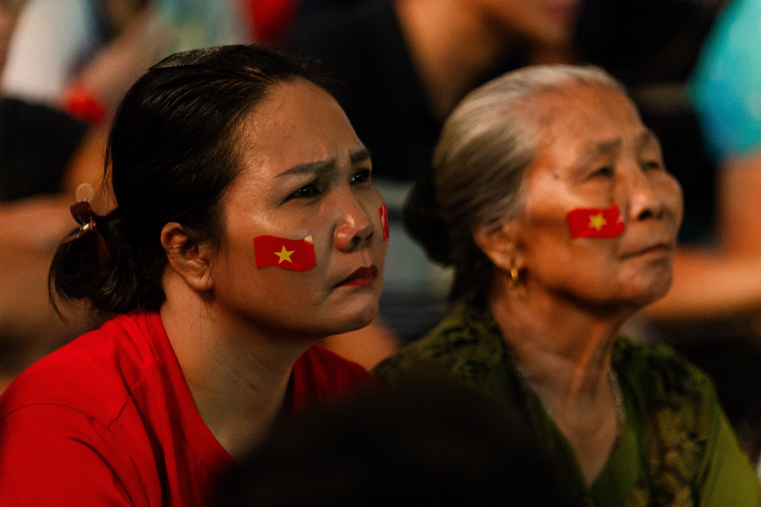 Gallery - Hàng vạn người đổ ra đường ăn mừng chiến thắng: Việt Nam lại có một đêm không ngủ! - image 55