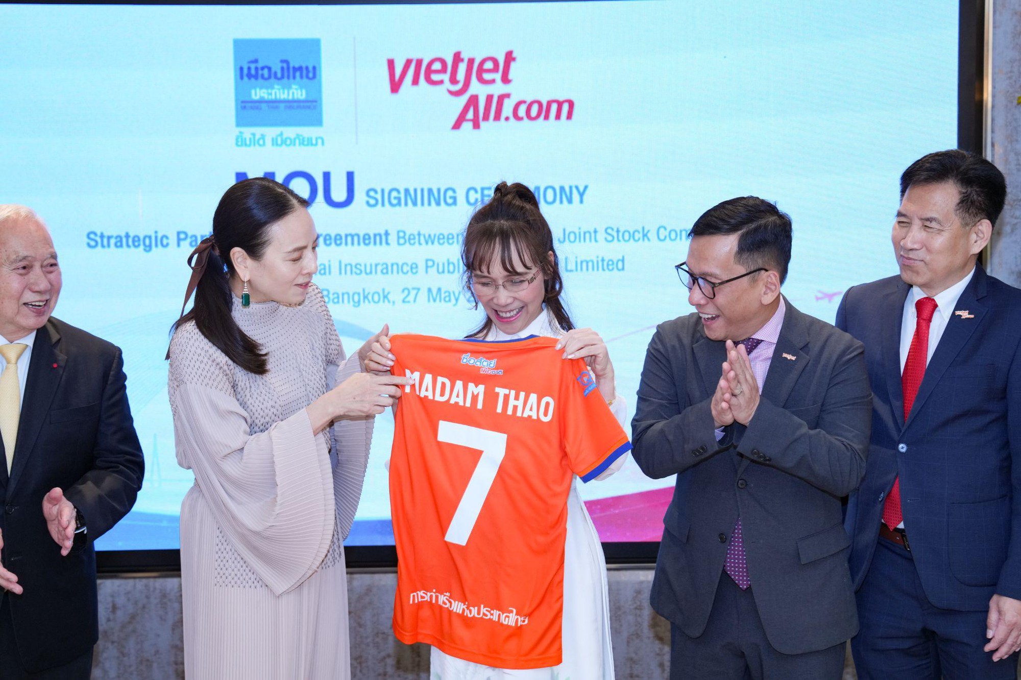 Hai &ldquo;Madam&rdquo; v&agrave; mối duy&ecirc;n với b&oacute;ng đ&aacute; Việt Nam - Th&aacute;i Lan - Ảnh 2.