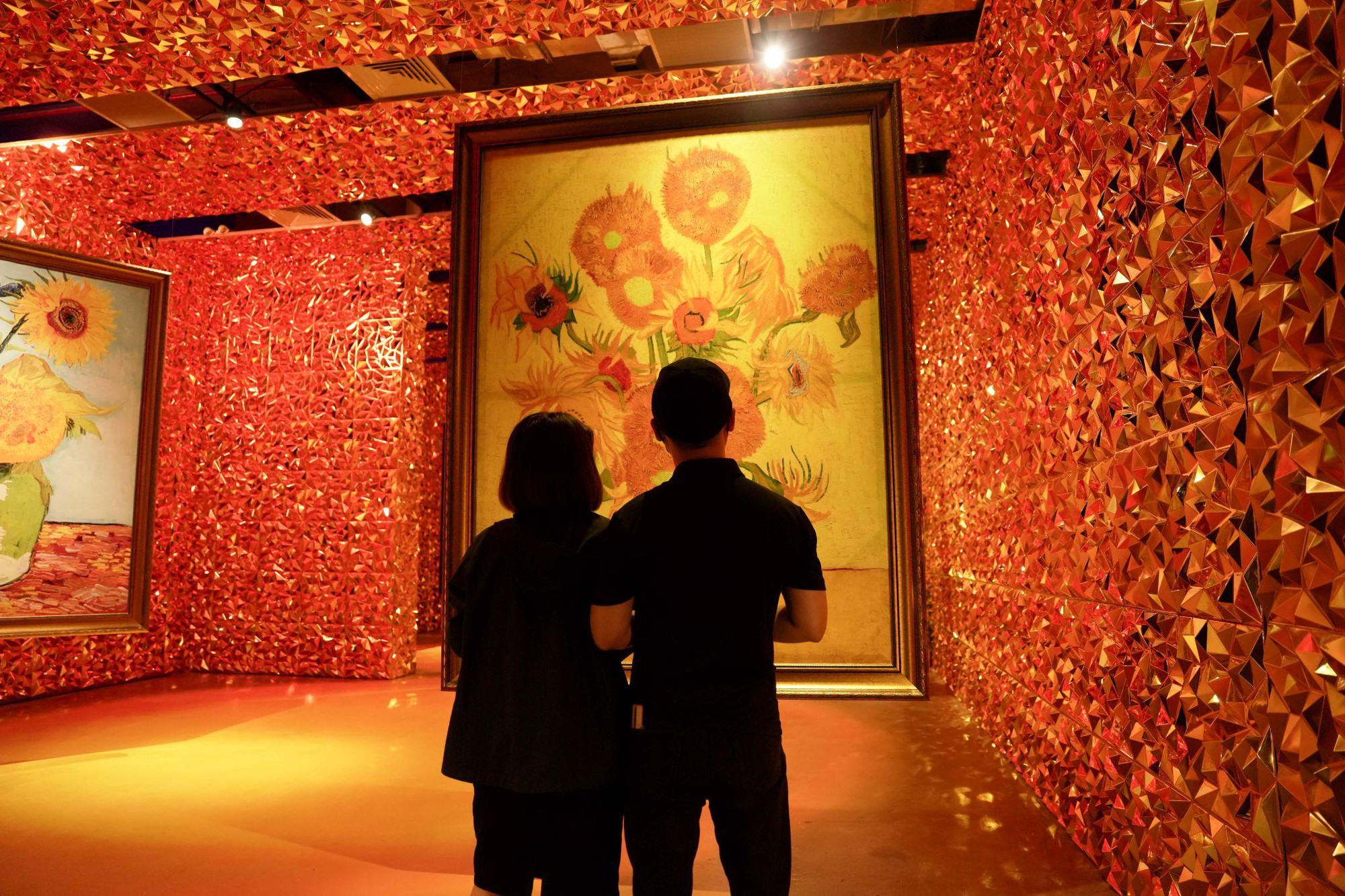 Cả Hà Nội đi “xuyên không” ở Van Gogh Timeless, bạn đã kịp đặt vé trải nghiệm cho 2/9 này chưa? - Ảnh 6.