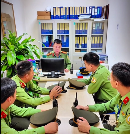 Cô gái Việt trở về sau 15 năm lưu lạc ở nước ngoài, Công an cửa khẩu cảng HKQT Nội Bài có hành động bất ngờ - Ảnh 2.
