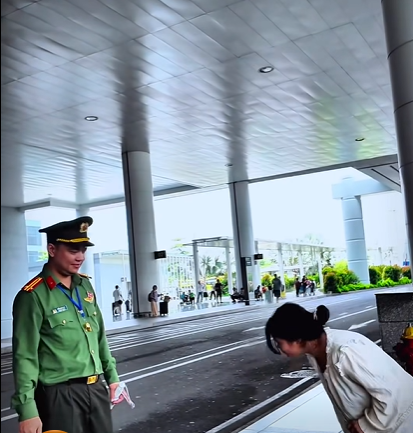 Cô gái Việt trở về sau 15 năm lưu lạc ở nước ngoài, Công an cửa khẩu cảng HKQT Nội Bài có hành động bất ngờ - Ảnh 4.