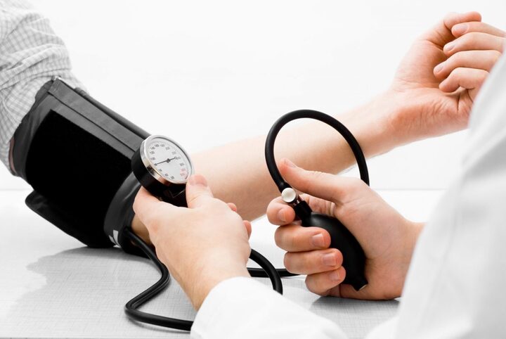 20 tuổi, huyết &aacute;p 180/100 mmHg, bất ngờ ph&aacute;t hiện u tuyến thượng thận- Ảnh 1.