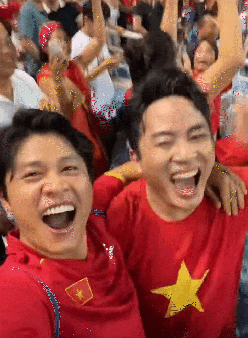 Ca sĩ vừa l&agrave;m n&ecirc;n lịch sử b&oacute;ng đ&aacute; Việt: Lần đầu h&aacute;t khởi động l&agrave; "Việt Nam v&ocirc; địch", được vinh danh trong nước ra quốc tế- Ảnh 4.
