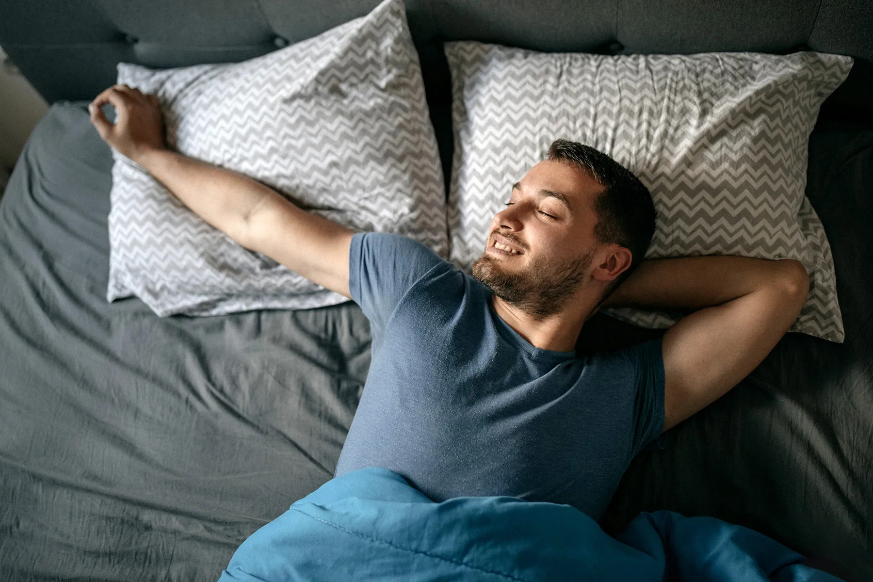 Đàn ông khỏe "chuyện chăn gối" thường có 1 dấu hiệu vào buổi sáng - Ảnh 2.