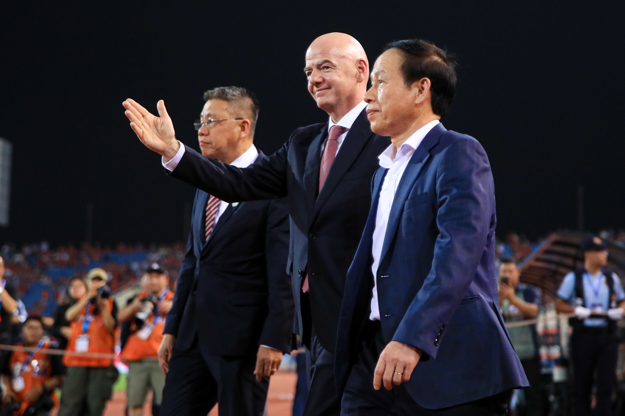Đ&igrave;nh Bắc g&acirc;y sốt với biểu cảm đ&aacute;ng y&ecirc;u ngắm nh&igrave;n c&uacute;p v&ocirc; địch, chủ tịch FIFA &ocirc;m động vi&ecirc;n Hai Long - Ảnh 1.