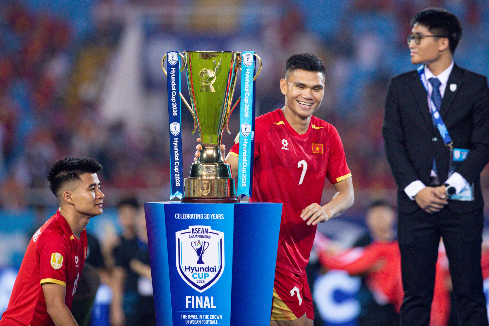 Đ&igrave;nh Bắc g&acirc;y sốt với biểu cảm đ&aacute;ng y&ecirc;u ngắm nh&igrave;n c&uacute;p v&ocirc; địch, chủ tịch FIFA &ocirc;m động vi&ecirc;n Hai Long - Ảnh 6.