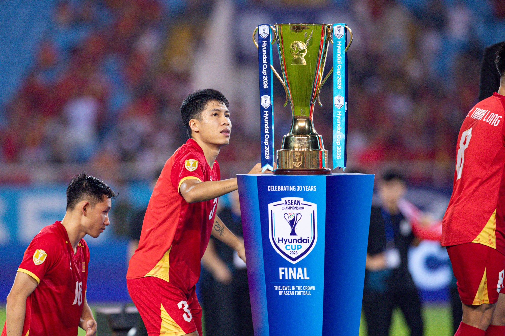 Đ&igrave;nh Bắc g&acirc;y sốt với biểu cảm đ&aacute;ng y&ecirc;u ngắm nh&igrave;n c&uacute;p v&ocirc; địch, chủ tịch FIFA &ocirc;m động vi&ecirc;n Hai Long - Ảnh 4.
