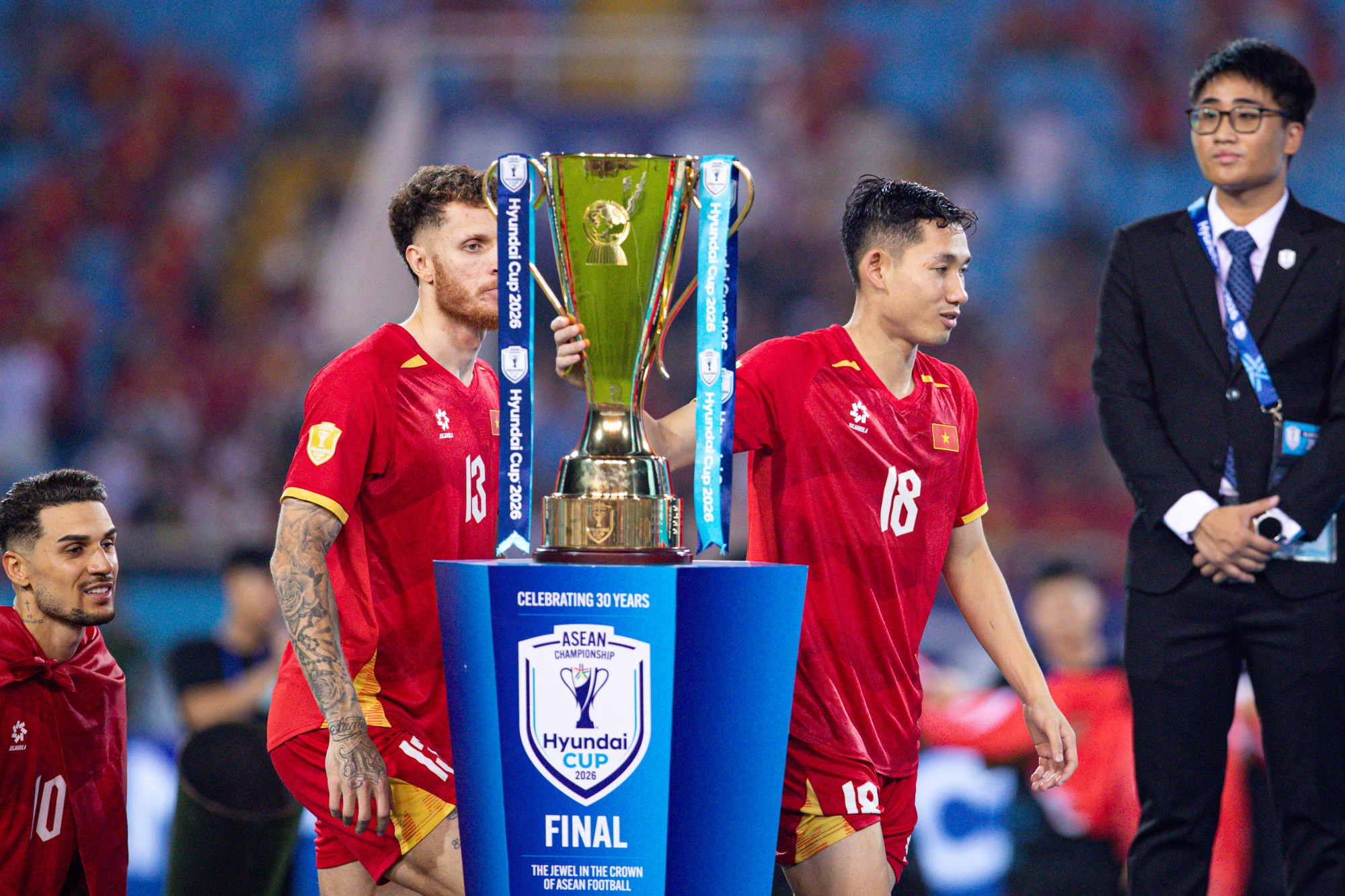 Đ&igrave;nh Bắc g&acirc;y sốt với biểu cảm đ&aacute;ng y&ecirc;u ngắm nh&igrave;n c&uacute;p v&ocirc; địch, chủ tịch FIFA &ocirc;m động vi&ecirc;n Hai Long - Ảnh 7.