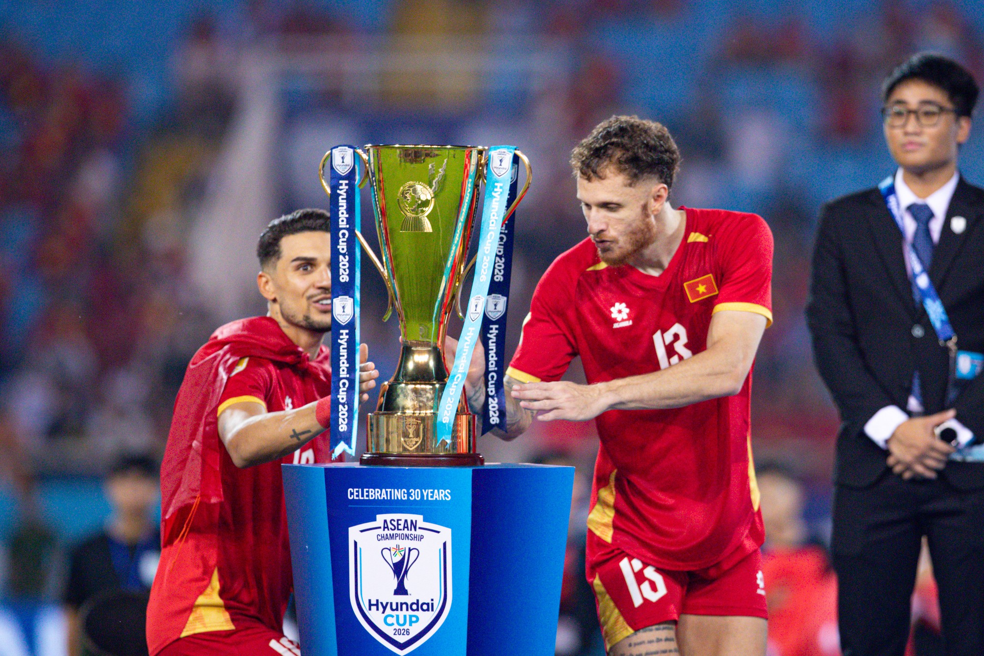 Đ&igrave;nh Bắc g&acirc;y sốt với biểu cảm đ&aacute;ng y&ecirc;u ngắm nh&igrave;n c&uacute;p v&ocirc; địch, chủ tịch FIFA &ocirc;m động vi&ecirc;n Hai Long - Ảnh 3.