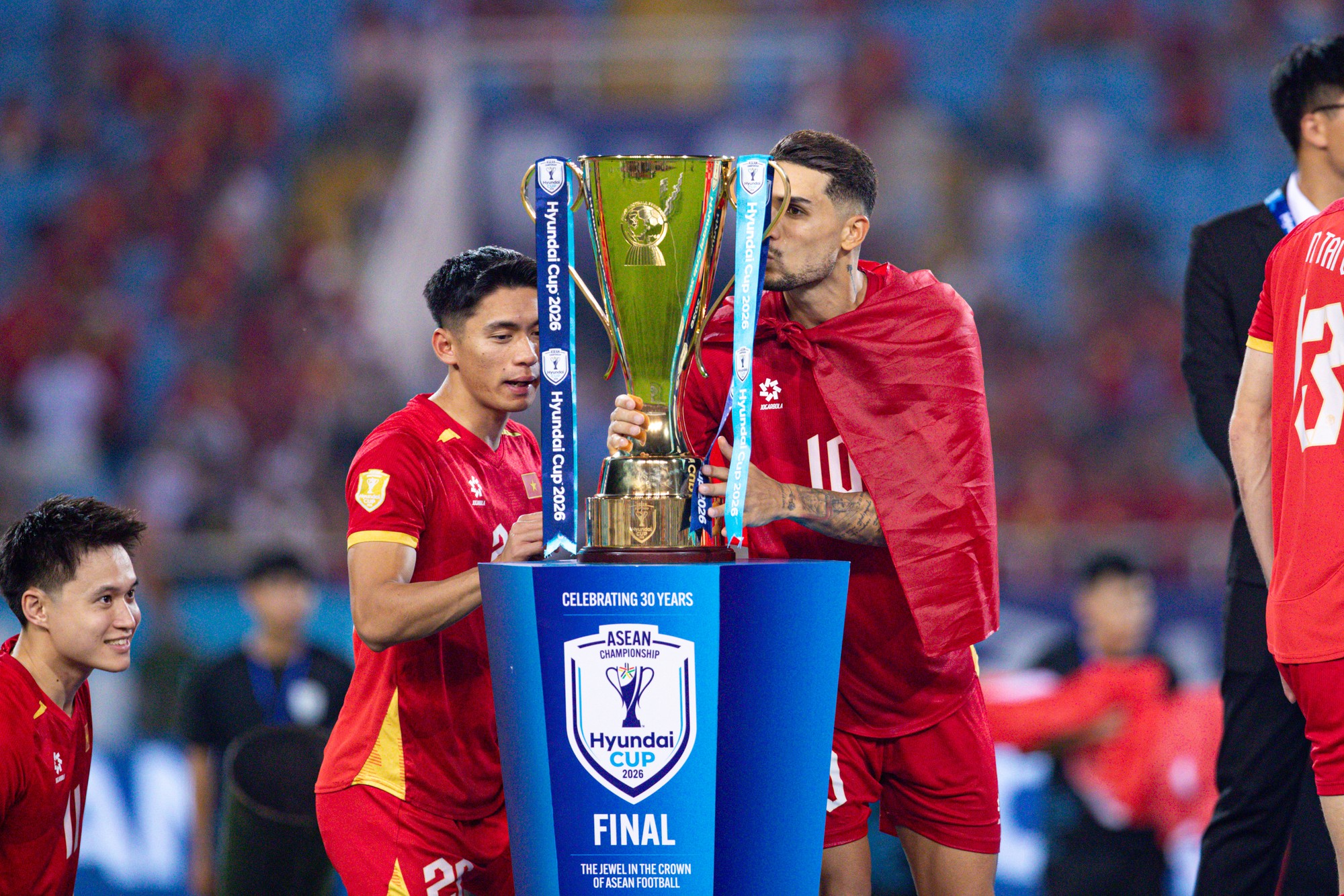 Đ&igrave;nh Bắc g&acirc;y sốt với biểu cảm đ&aacute;ng y&ecirc;u ngắm nh&igrave;n c&uacute;p v&ocirc; địch, chủ tịch FIFA &ocirc;m động vi&ecirc;n Hai Long - Ảnh 8.