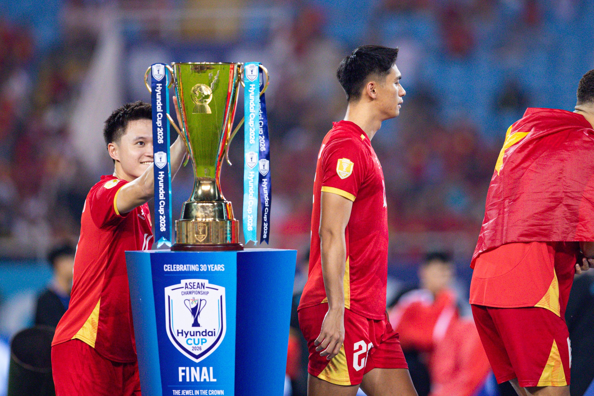 Đ&igrave;nh Bắc g&acirc;y sốt với biểu cảm đ&aacute;ng y&ecirc;u ngắm nh&igrave;n c&uacute;p v&ocirc; địch, chủ tịch FIFA &ocirc;m động vi&ecirc;n Hai Long - Ảnh 5.