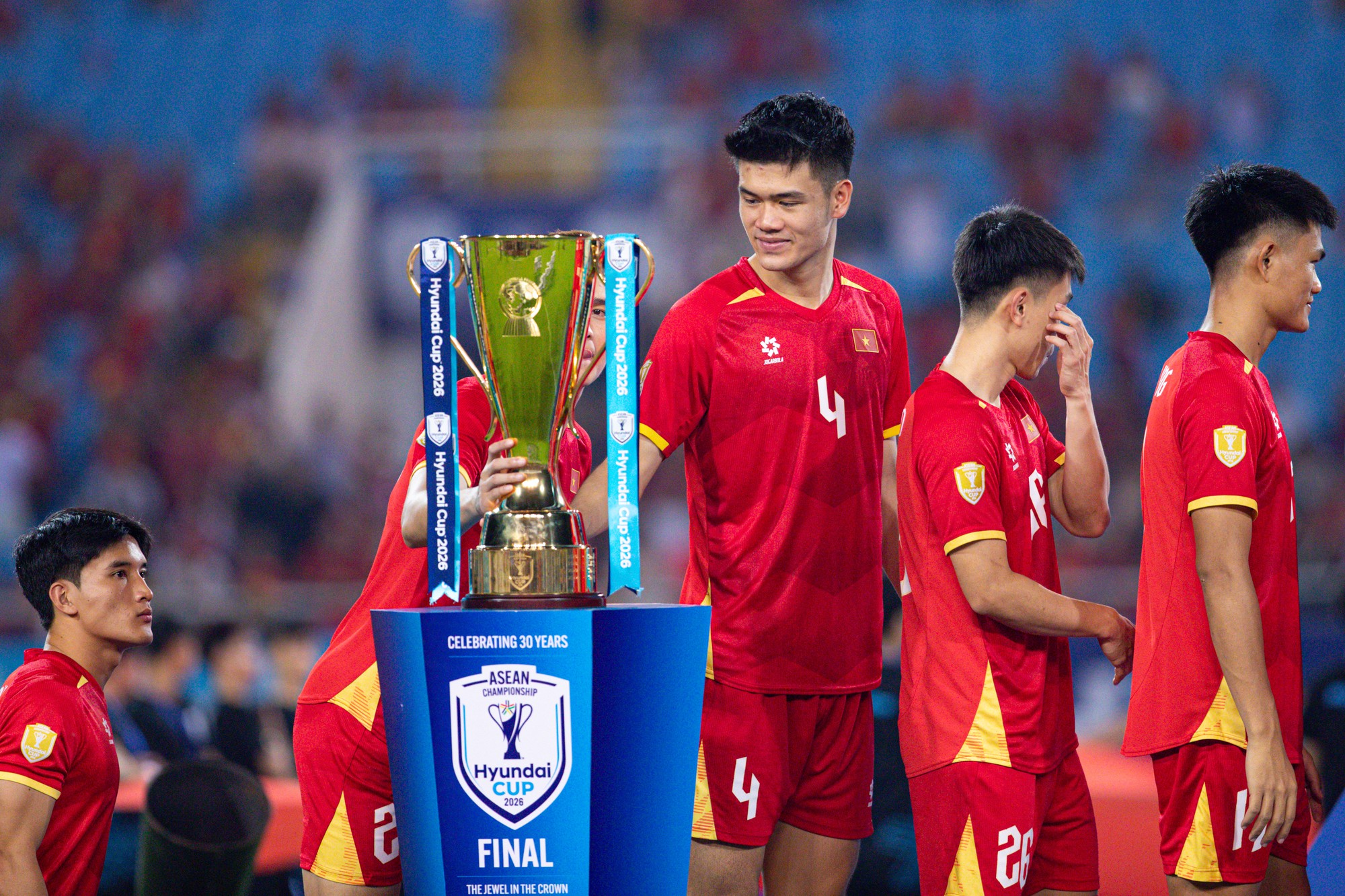 Đ&igrave;nh Bắc g&acirc;y sốt với biểu cảm đ&aacute;ng y&ecirc;u ngắm nh&igrave;n c&uacute;p v&ocirc; địch, chủ tịch FIFA &ocirc;m động vi&ecirc;n Hai Long - Ảnh 9.