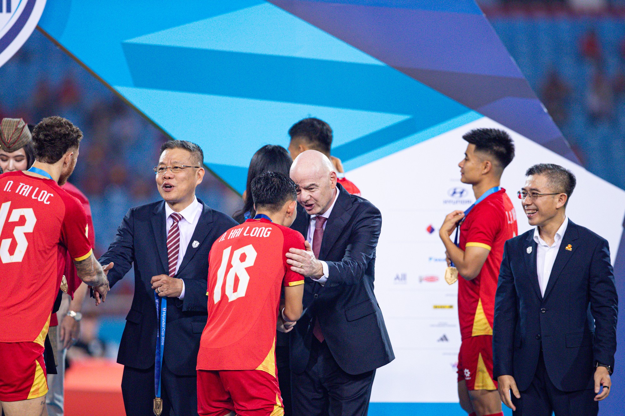 Đ&igrave;nh Bắc g&acirc;y sốt với biểu cảm đ&aacute;ng y&ecirc;u ngắm nh&igrave;n c&uacute;p v&ocirc; địch, chủ tịch FIFA &ocirc;m động vi&ecirc;n Hai Long - Ảnh 10.