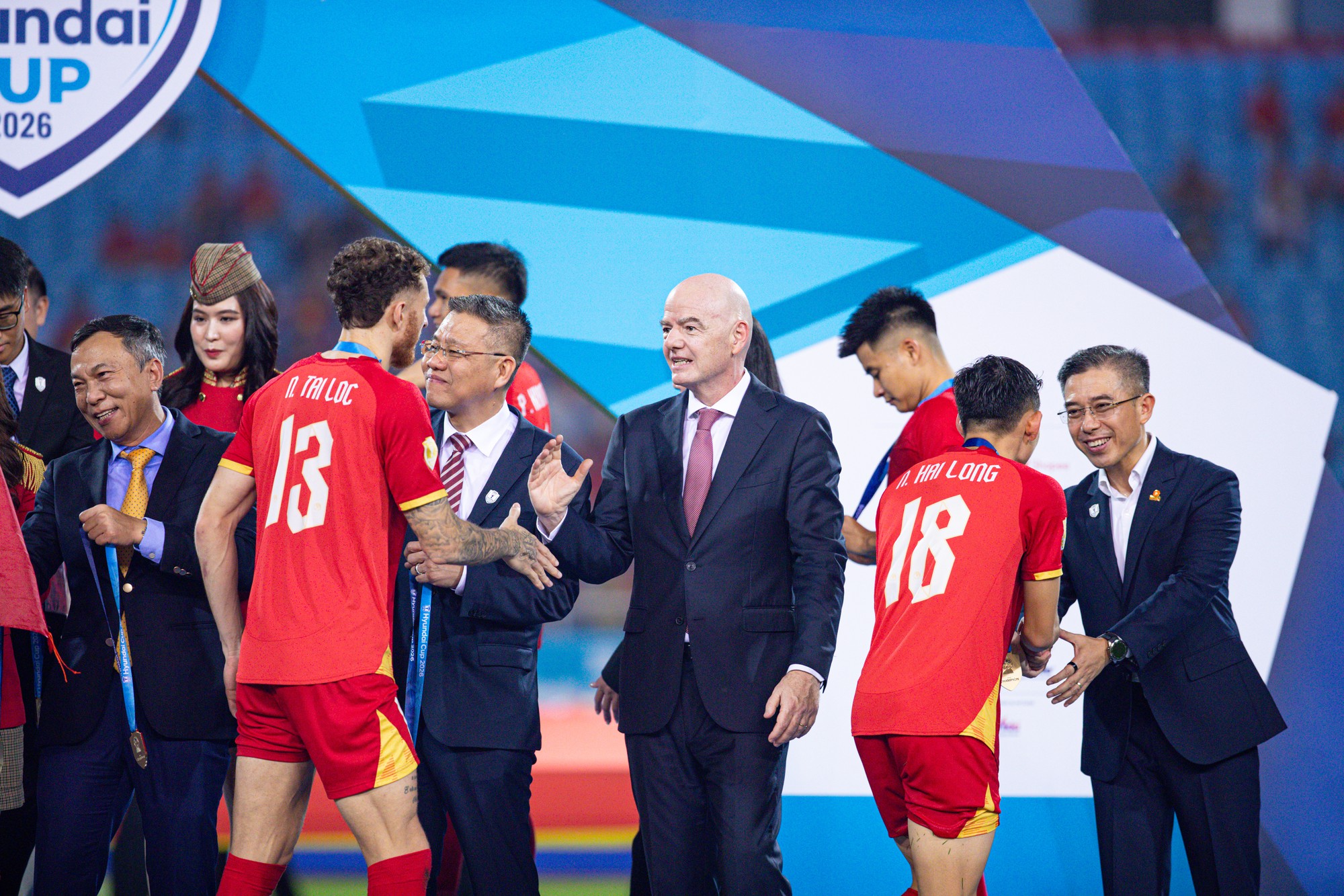 Đ&igrave;nh Bắc g&acirc;y sốt với biểu cảm đ&aacute;ng y&ecirc;u ngắm nh&igrave;n c&uacute;p v&ocirc; địch, chủ tịch FIFA &ocirc;m động vi&ecirc;n Hai Long - Ảnh 11.