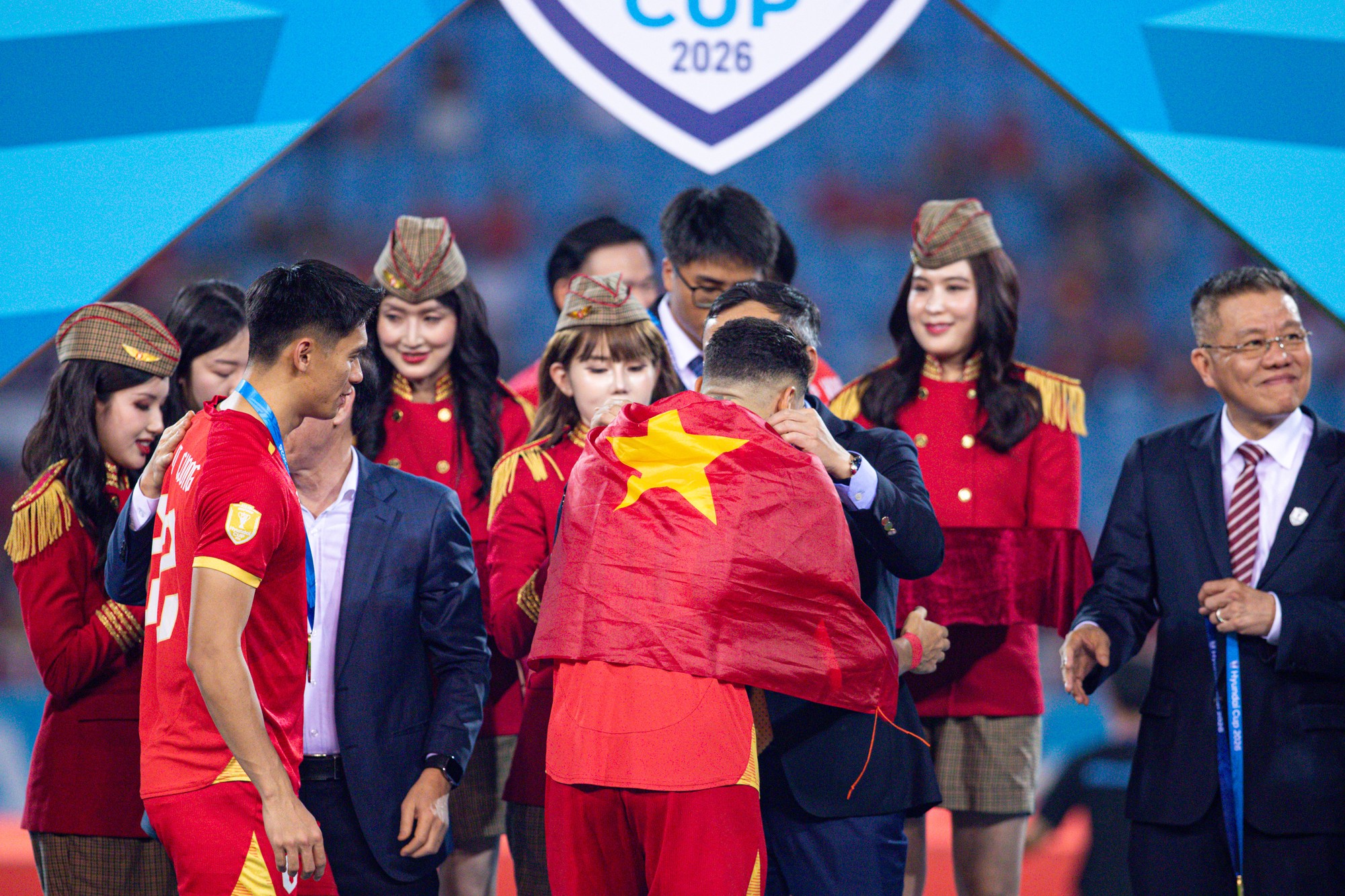 Đ&igrave;nh Bắc g&acirc;y sốt với biểu cảm đ&aacute;ng y&ecirc;u ngắm nh&igrave;n c&uacute;p v&ocirc; địch, chủ tịch FIFA &ocirc;m động vi&ecirc;n Hai Long - Ảnh 12.