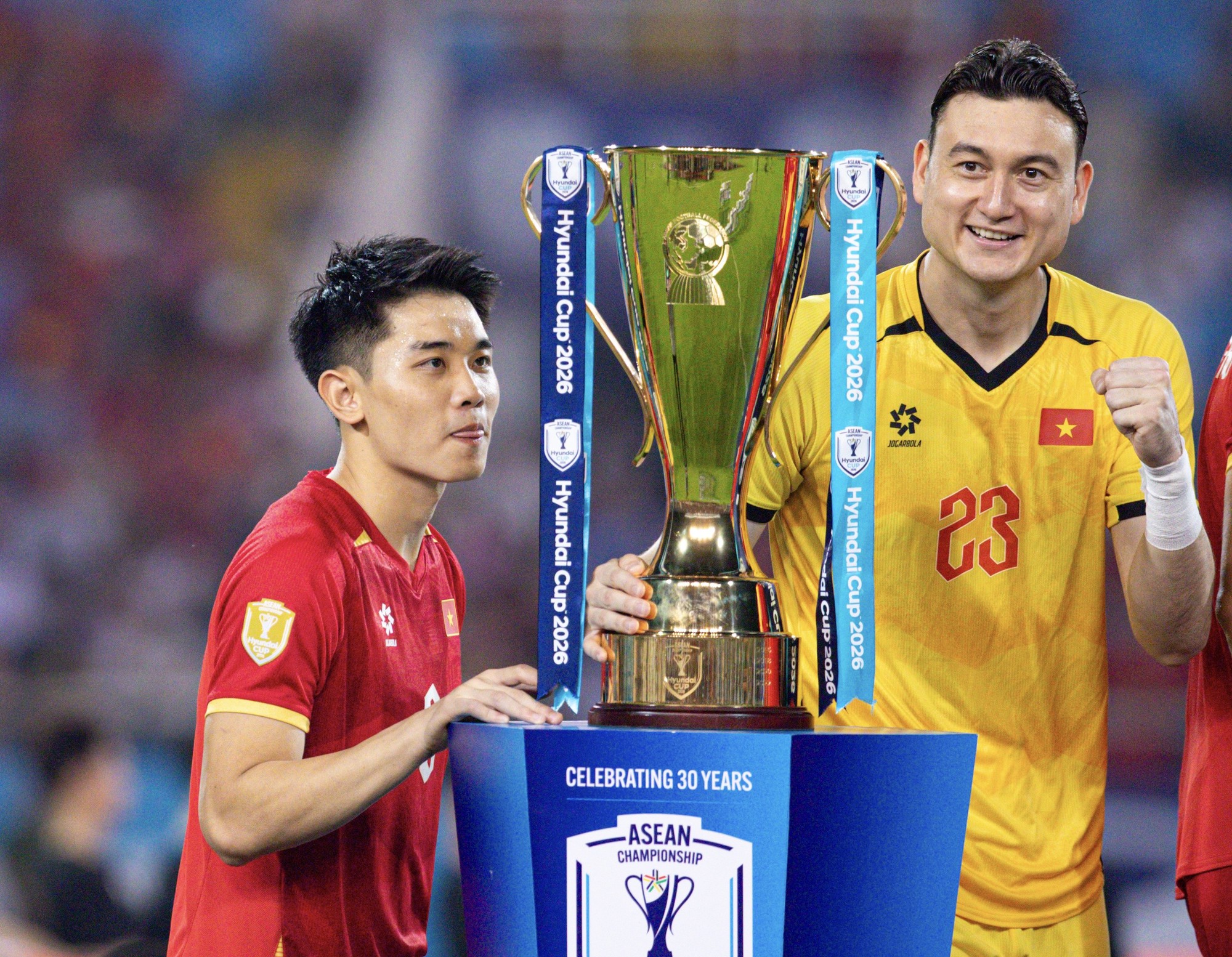 Đ&igrave;nh Bắc g&acirc;y sốt với biểu cảm đ&aacute;ng y&ecirc;u ngắm nh&igrave;n c&uacute;p v&ocirc; địch, chủ tịch FIFA &ocirc;m động vi&ecirc;n Hai Long - Ảnh 2.