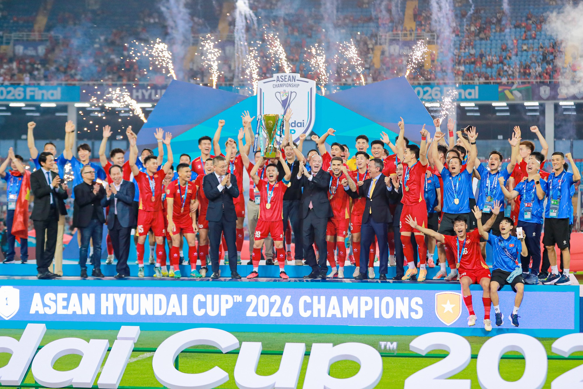 Đ&igrave;nh Bắc g&acirc;y sốt với biểu cảm đ&aacute;ng y&ecirc;u ngắm nh&igrave;n c&uacute;p v&ocirc; địch, chủ tịch FIFA &ocirc;m động vi&ecirc;n Hai Long - Ảnh 21.