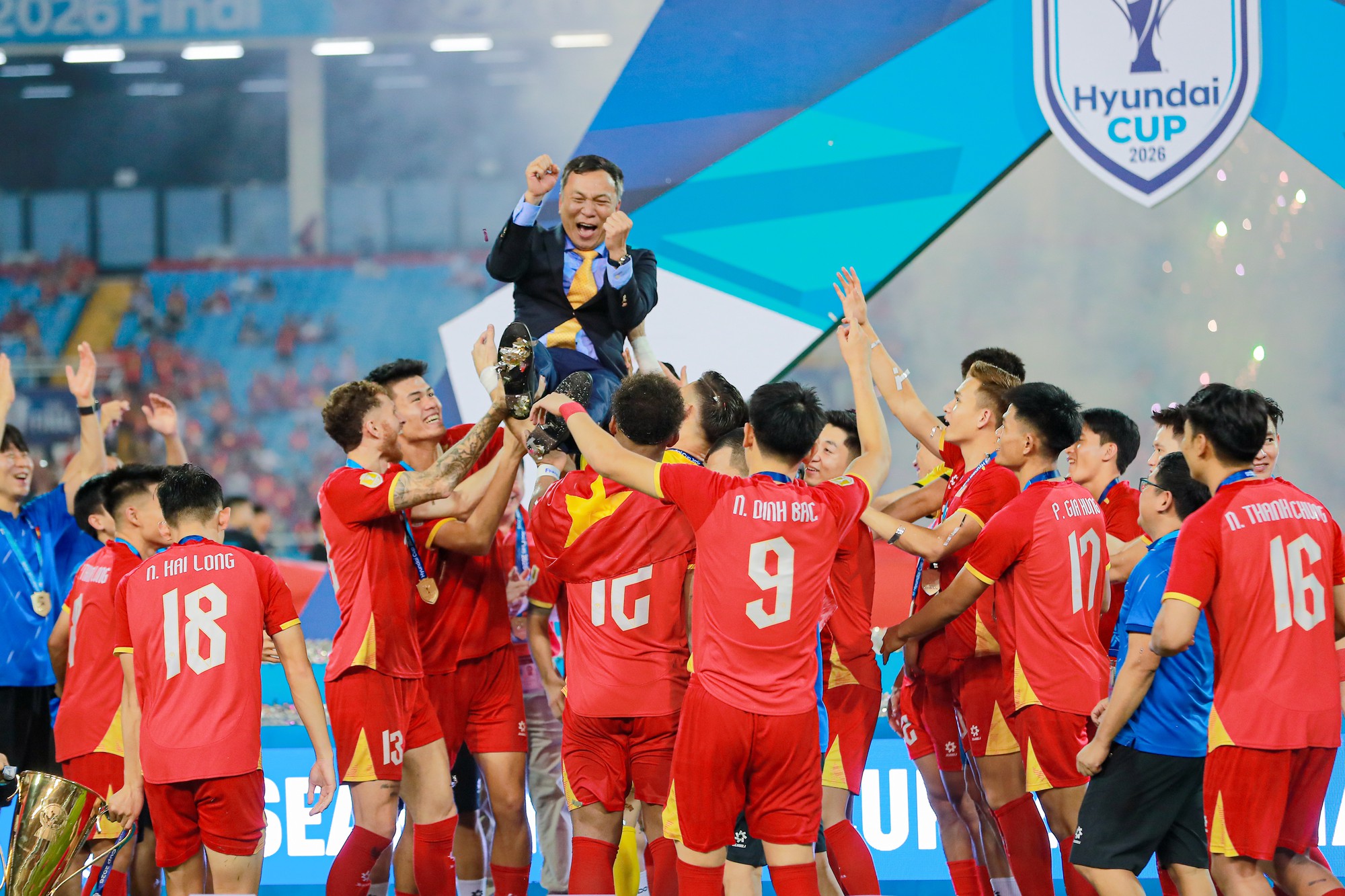 Đ&igrave;nh Bắc g&acirc;y sốt với biểu cảm đ&aacute;ng y&ecirc;u ngắm nh&igrave;n c&uacute;p v&ocirc; địch, chủ tịch FIFA &ocirc;m động vi&ecirc;n Hai Long - Ảnh 19.
