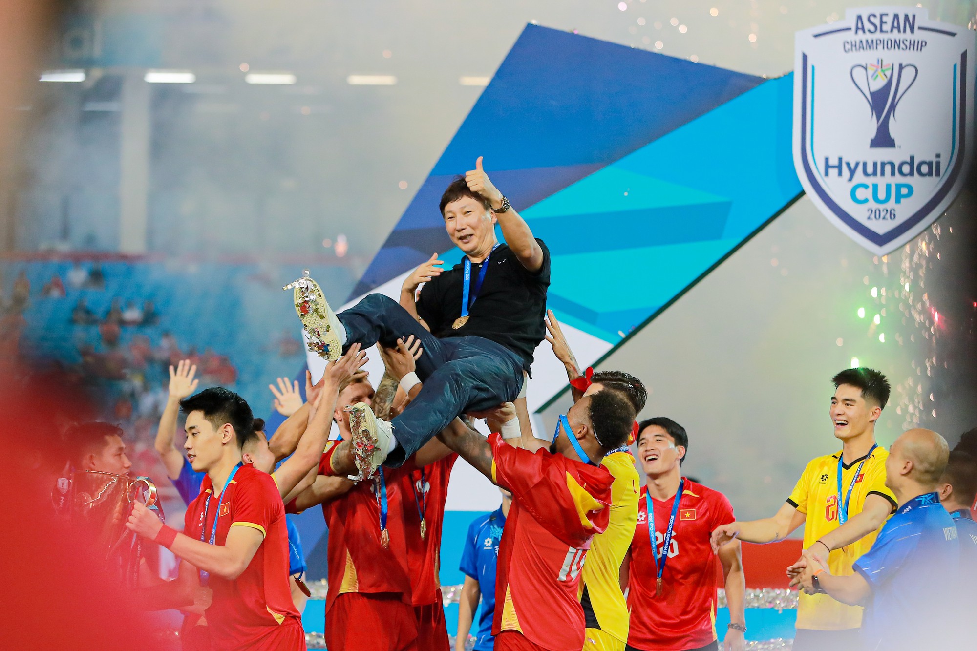 Đ&igrave;nh Bắc g&acirc;y sốt với biểu cảm đ&aacute;ng y&ecirc;u ngắm nh&igrave;n c&uacute;p v&ocirc; địch, chủ tịch FIFA &ocirc;m động vi&ecirc;n Hai Long - Ảnh 18.