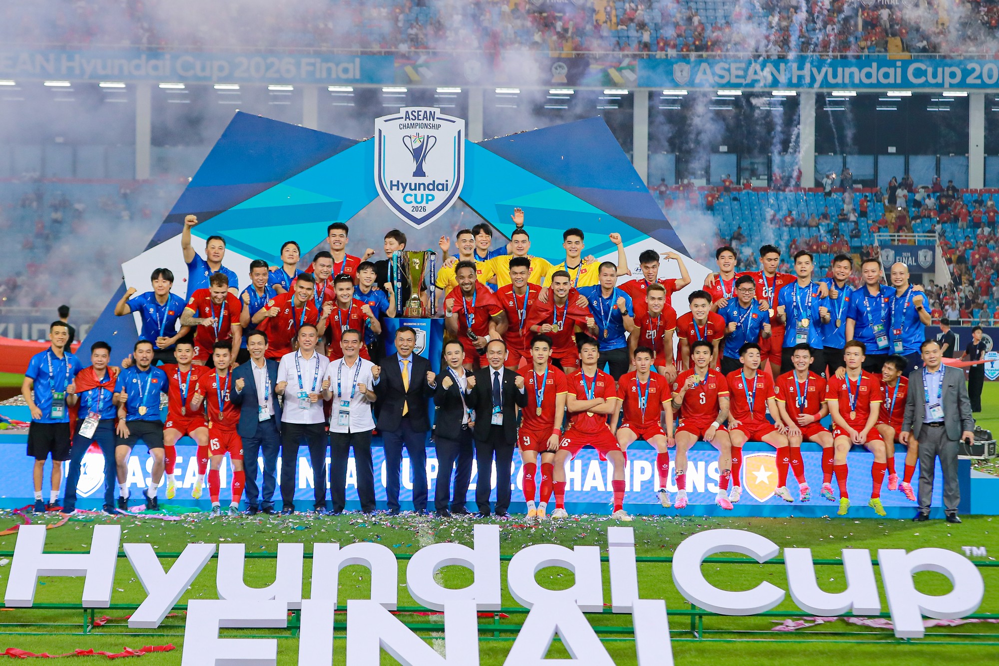 Đ&igrave;nh Bắc g&acirc;y sốt với biểu cảm đ&aacute;ng y&ecirc;u ngắm nh&igrave;n c&uacute;p v&ocirc; địch, chủ tịch FIFA &ocirc;m động vi&ecirc;n Hai Long - Ảnh 20.
