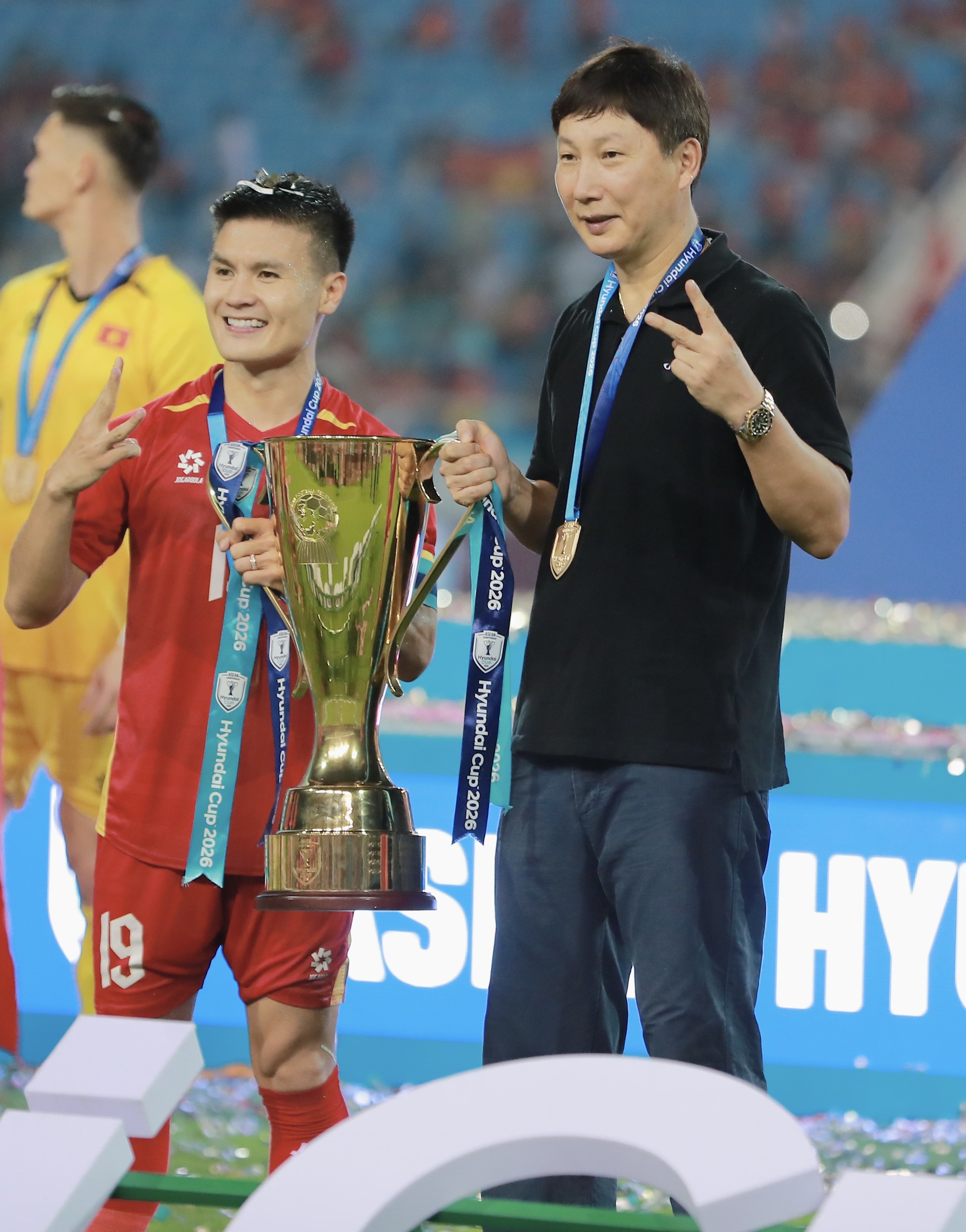 Đ&igrave;nh Bắc g&acirc;y sốt với biểu cảm đ&aacute;ng y&ecirc;u ngắm nh&igrave;n c&uacute;p v&ocirc; địch, chủ tịch FIFA &ocirc;m động vi&ecirc;n Hai Long - Ảnh 14.