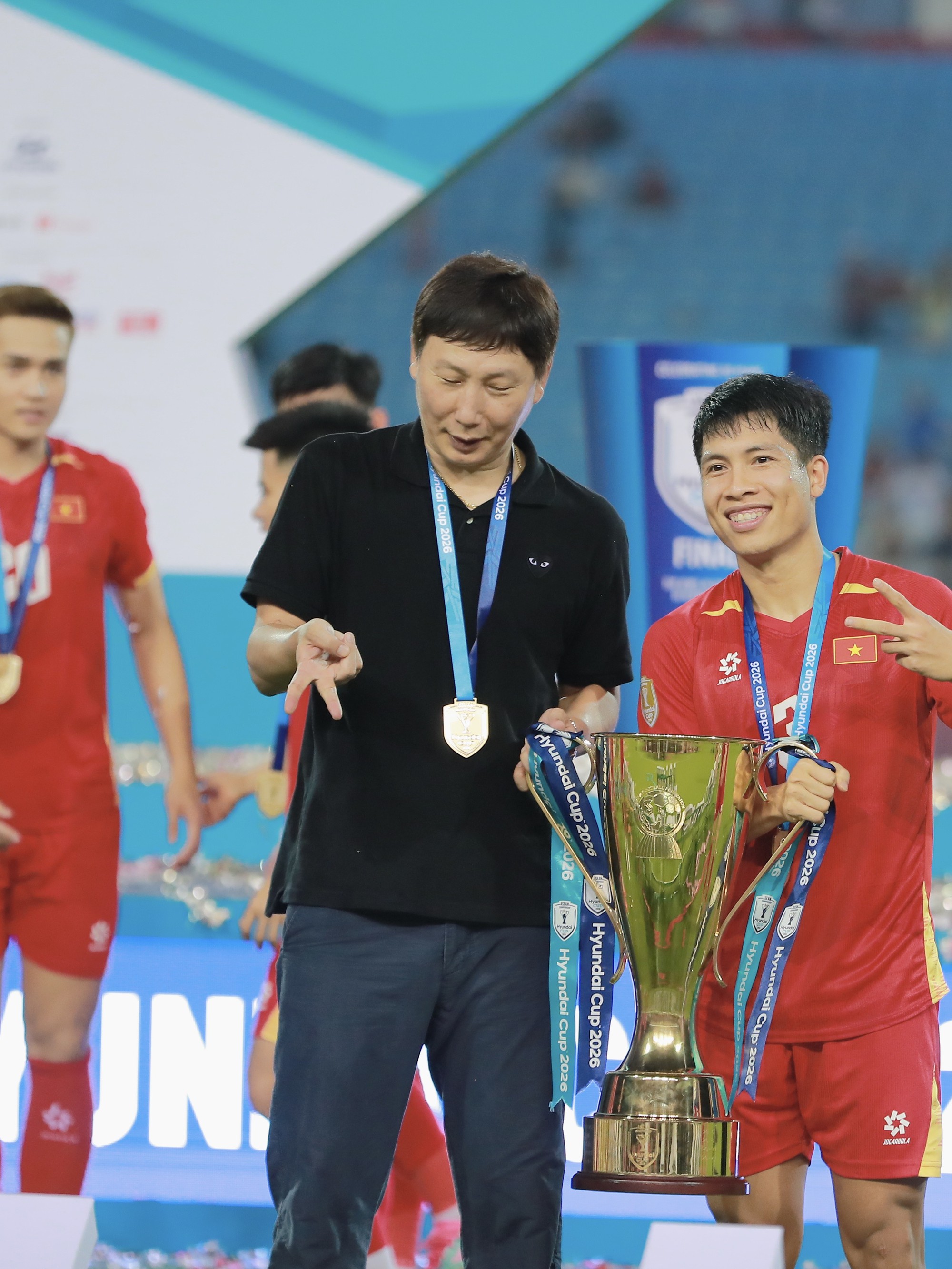 Đ&igrave;nh Bắc g&acirc;y sốt với biểu cảm đ&aacute;ng y&ecirc;u ngắm nh&igrave;n c&uacute;p v&ocirc; địch, chủ tịch FIFA &ocirc;m động vi&ecirc;n Hai Long - Ảnh 15.