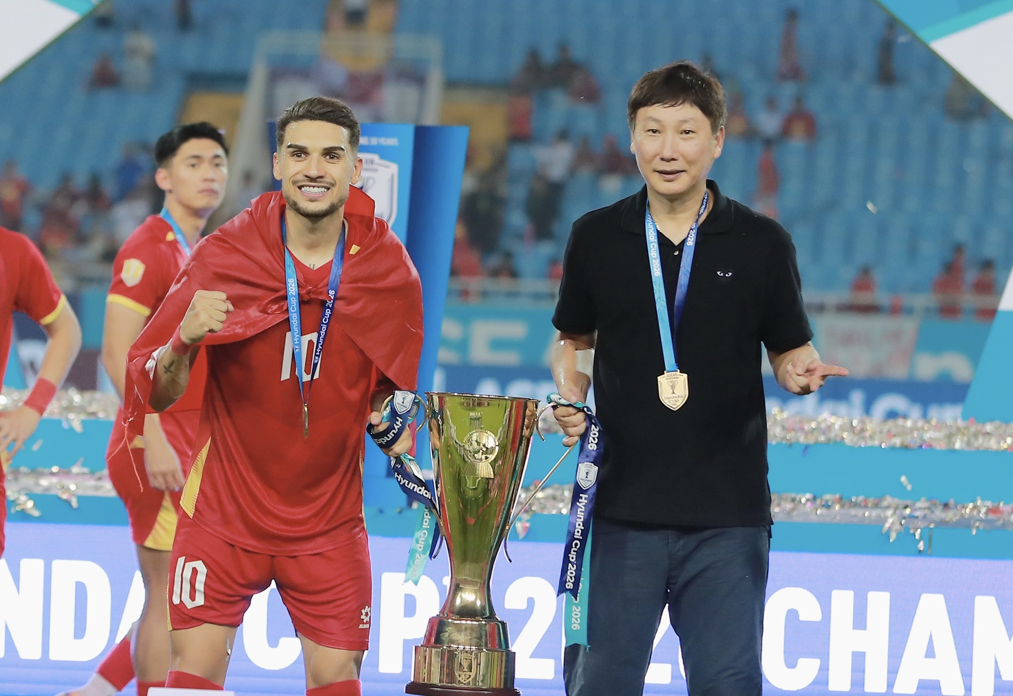 Đ&igrave;nh Bắc g&acirc;y sốt với biểu cảm đ&aacute;ng y&ecirc;u ngắm nh&igrave;n c&uacute;p v&ocirc; địch, chủ tịch FIFA &ocirc;m động vi&ecirc;n Hai Long - Ảnh 16.