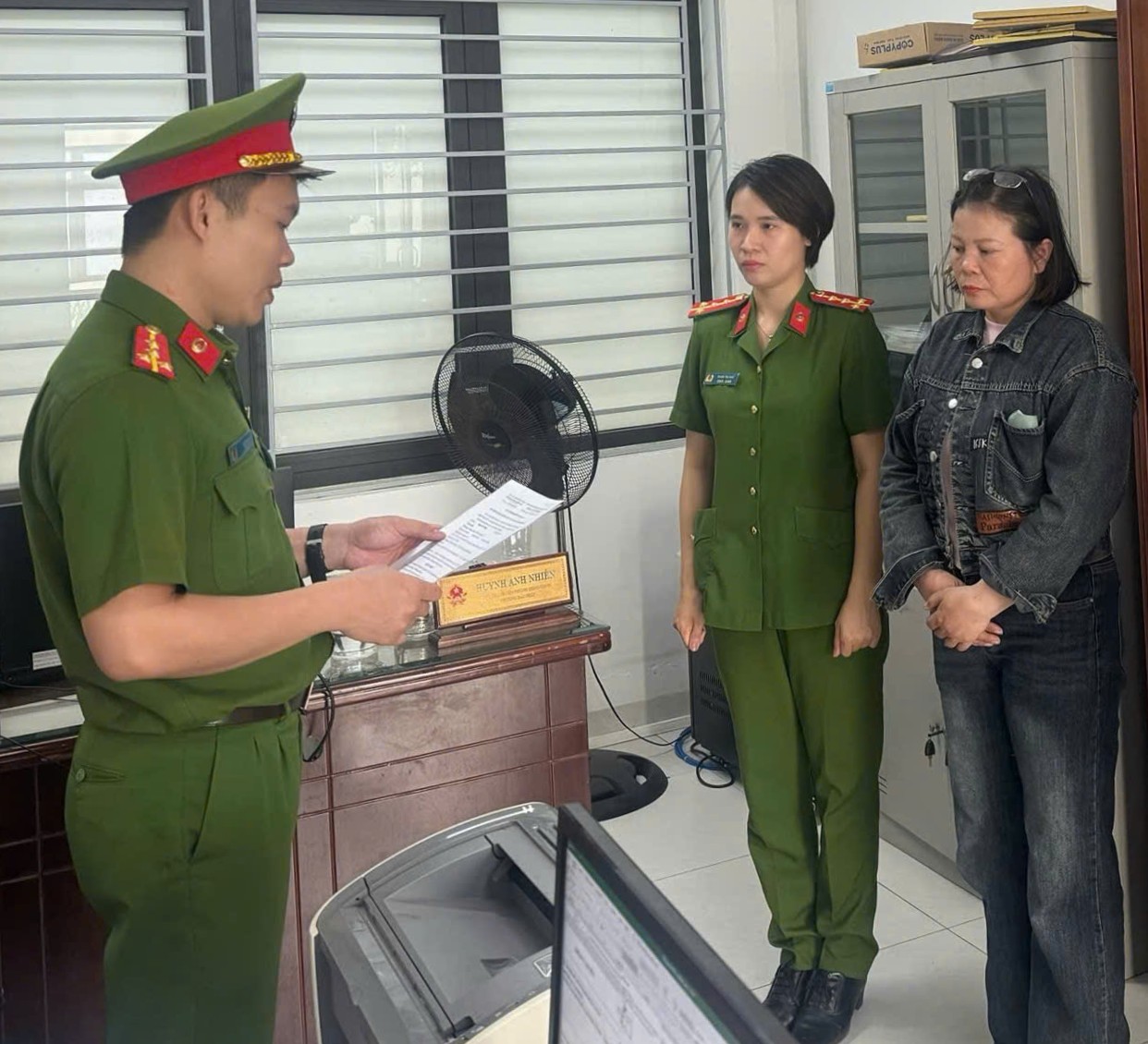 Bắt tạm giam chủ tiệm tạp h&oacute;a Nguyễn Thị Dung SN 1981- Ảnh 1.
