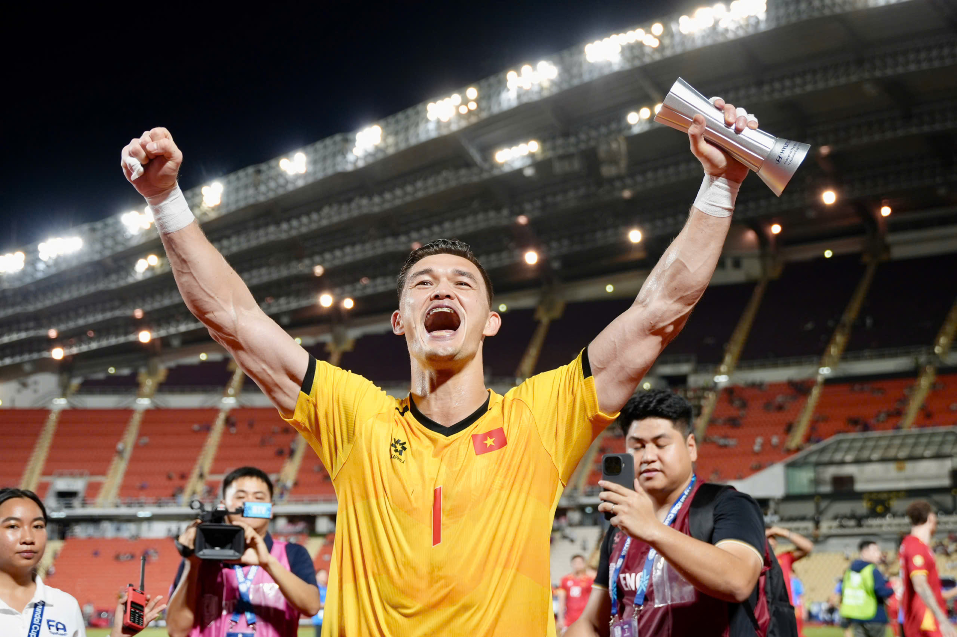 L&ecirc; Giang Patrik: Người g&aacute;c đền mang lời hứa của cha đi hết nửa v&ograve;ng tr&aacute;i đất - Ảnh 1.
