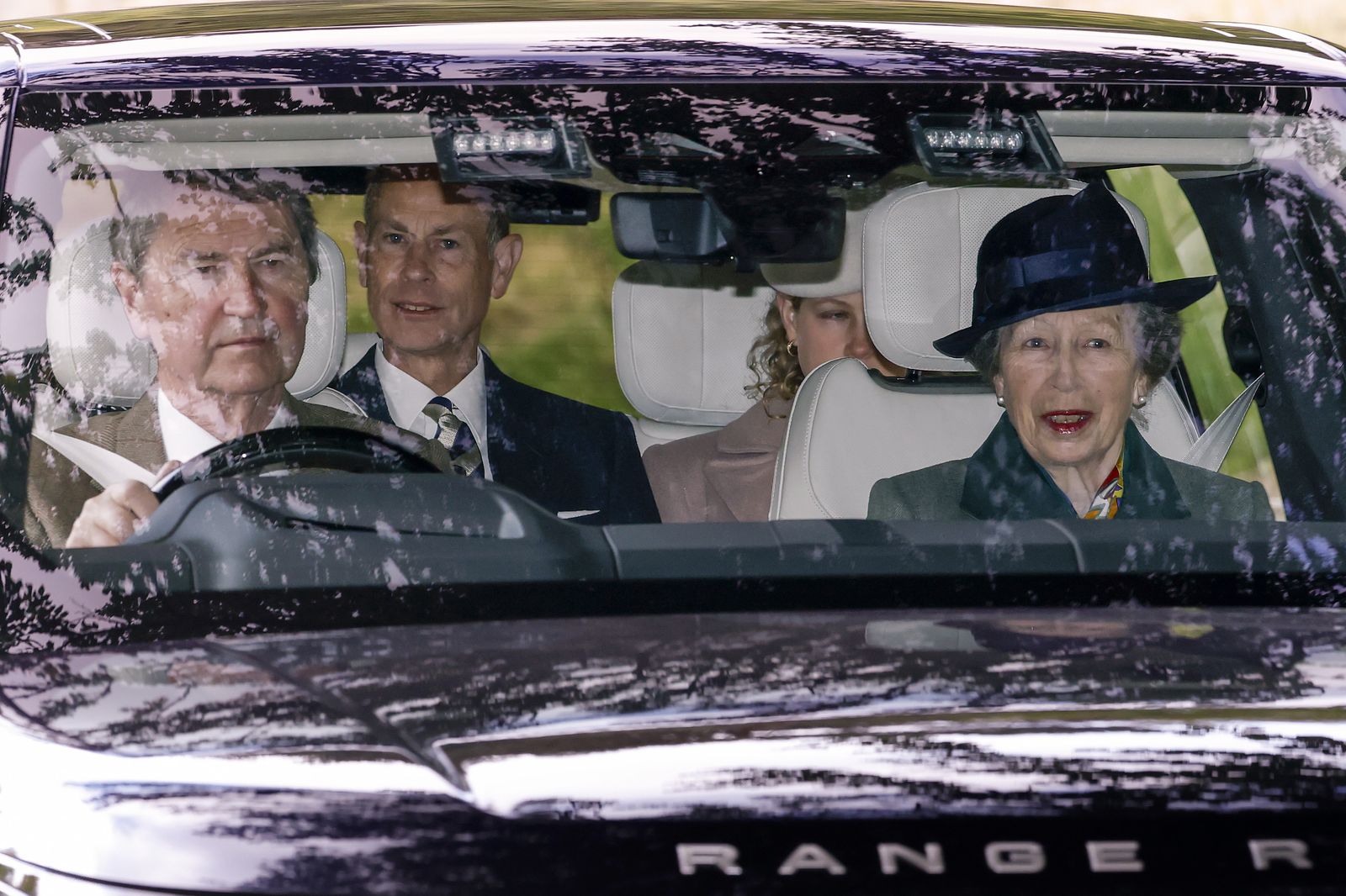 Lady Louise Windsor cô gái 22 tuổi kín tiếng nhất Hoàng gia Anh hiện nay - Ảnh 1.