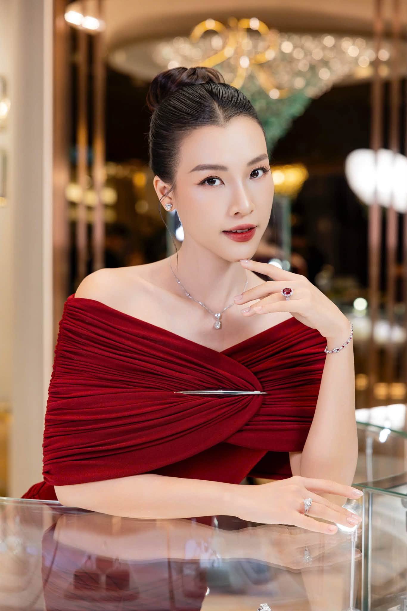 &Aacute; hậu Việt l&agrave;m mẹ đơn th&acirc;n: Sinh con kh&ocirc;ng c&oacute; chồng b&ecirc;n cạnh, nay vướng tin hẹn h&ograve; cầu thủ điển trai- Ảnh 7.